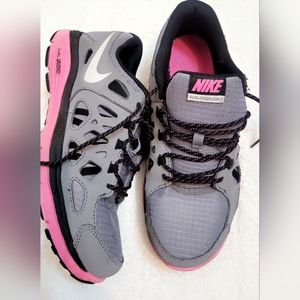Nike dual fusion sneakers